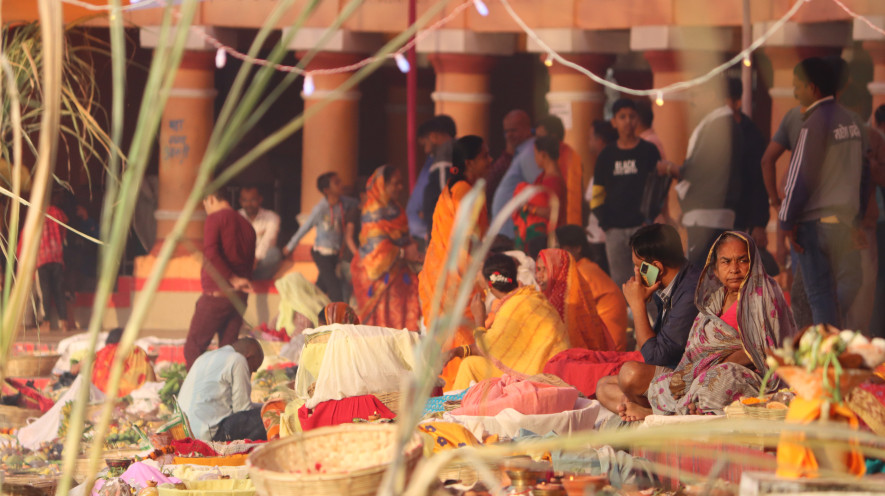 आज छठ पर्वको मुख्य दिन, अस्ताउँदो सूर्यलाई पूजा गरिँदै 